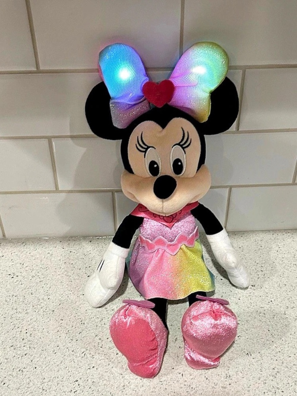 Disney Junior Colorfinity Minnie Mouse Plush Light-Up Bow Pink